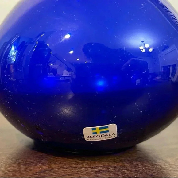 MCM Vintage Bergdala Sweden Vase Cobalt Art Glass with Tag in Pristine Condition - Picture 3 of 6